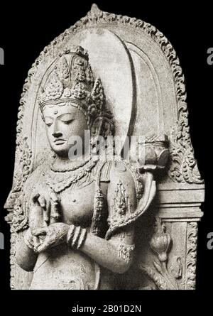 Indonesien: Statue von Prajnaparamita personifiziert, Singhasari, Ost-Java, 12. - 13. Jahrhundert u.Z. Die Statue der Prajnaparamita aus Singhasari ist wahrscheinlich die berühmteste Darstellung der Göttin der transzendentalen Weisheit. Es wurde in fast perfektem Zustand in den Ruinen von Cungkup Putri in der Nähe des Singhasari-Tempels, Malang, Ost-Java, entdeckt. Die lokale Tradition verbindet die Statue mit Königin Ken Dedes, der ersten Königin von Singhasari, wahrscheinlich als vergöttert Darstellung der Königin. Eine andere Meinung verbindet die Statue mit Königin Gayatri, der Gemahlin von Kertarajasa, dem ersten König von Majapahit. Stockfoto