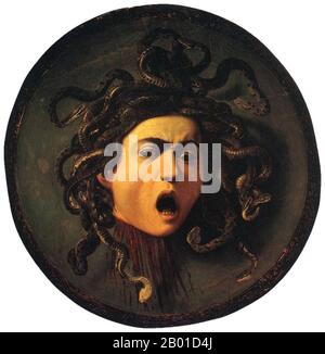 Italien: Medusa als Schild der Athene. Öl auf Leinwand Gemälde von Michelangelo Merisi da Caravaggio (29. September 1571 - 18. Juli 1610), c. 1597. In der griechischen Mythologie war Medusa (griechisch: Μέδουσα, 'Hüterin, Schutzin') eine Gorgon, ein chthonisches Monster und eine Tochter von Phorcys und Ceto. Direkt auf sie zu blicken, würde Zuschauer zu Stein machen. Sie wurde von dem Helden Perseus enthauptet, der ihren Kopf danach als Waffe benutzte, bis er ihn der Göttin Athene gab, um ihn auf ihren Schild zu setzen. In der klassischen Antike erschien das Bild des Kopfes der Medusa in der böswilligen Abwendung als Gorgoneion bekannt. Stockfoto