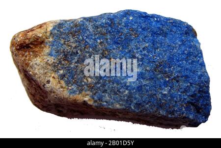 Afghanistan: Lapislazuli aus den Hindukusch-Bergen. Foto von Ra'ike (CC BY-SA 3,0-Lizenz). Lapislazuli (manchmal abgekürzt mit Lapis) ist ein relativ seltener Halbedelstein, der seit der Antike für seine intensive blaue Farbe geschätzt wird. Lapislazuli wird seit über 6.000 Jahren aus Minen in der Provinz Badakhshan in Afghanistan gesammelt und es gibt Quellen, die bis weit östlich der Region um den Baikalsee in Sibirien gefunden werden. Der Handel mit dem Stein ist so alt, dass Lapis-Schmuck an prädynastischen ägyptischen und alten sumerischen Stätten gefunden wurde. Stockfoto