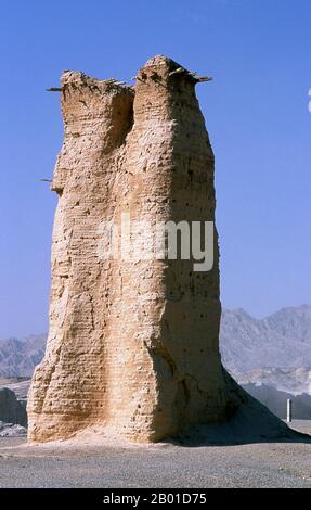 China: Der Kizilgah-Leuchtturm westlich von Kuqa, Provinz Xinjiang. Der Kizilgah Beacon Tower liegt etwa 6km westlich von Kuqa. Diese imposante Struktur aus der Han-Dynastie (206 v. Chr. - 220 n. Chr.) markiert einen antiken chinesischen Garnisonsort an der ehemaligen nördlichen Seidenstraße. Stockfoto