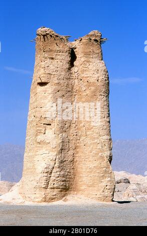 China: Der Kizilgah-Leuchtturm westlich von Kuqa, Provinz Xinjiang. Der Kizilgah Beacon Tower liegt etwa 6km westlich von Kuqa. Diese imposante Struktur aus der Han-Dynastie (206 v. Chr. - 220 n. Chr.) markiert einen antiken chinesischen Garnisonsort an der ehemaligen nördlichen Seidenstraße. Stockfoto