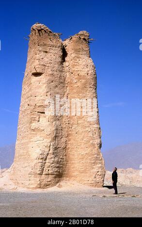 China: Der Kizilgah-Leuchtturm westlich von Kuqa, Provinz Xinjiang. Der Kizilgah Beacon Tower liegt etwa 6km westlich von Kuqa. Diese imposante Struktur aus der Han-Dynastie (206 v. Chr. - 220 n. Chr.) markiert einen antiken chinesischen Garnisonsort an der ehemaligen nördlichen Seidenstraße. Stockfoto