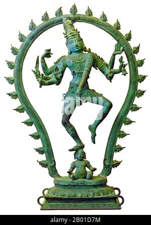 Indien: Shiva Nataraja oder 'Dancing Shiva' aus Pondicherry, c. 15. Jahrhundert CE. Bronze bedeckt mit grüner Patina vor Verwitterung in salziger Luft, für einige hundert Jahre in einem Tempel in der Nähe des Meeres platziert. Foto von Hannes Grobe (CC BY-SA 3,0 Lizenz). Nataraja oder Nataraj ('der Herr (oder König) des Tanzes'; Tamil: Koothhan) ist eine tamilische Darstellung des Hindu-gottes Shiva als der kosmische Tänzer Koothan, der seinen göttlichen Tanz aufführt, um ein müdes Universum zu zerstören und Vorbereitungen für den gott Brahma zu treffen, um den Schöpfungsprozess zu beginnen. Stockfoto
