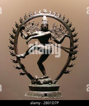 Indien: Shiva Nataraja oder 'Dancing Shiva'. Bronzestatuette aus Tamil Nadu, Chola-Dynastie, c. 11. Jahrhundert. Nataraja oder Nataraj ('der Herr (oder König) des Tanzes'; Tamil: Koothhan) ist eine Darstellung des Hindu-gottes Shiva als der kosmische Tänzer Koothan, der seinen göttlichen Tanz aufführt, um ein erschöpftes Universum zu zerstören und Vorbereitungen für gott Brahma zu treffen, um den Prozess der Schöpfung zu beginnen. Shiva, ein tamilisches Konzept, wurde zuerst als Nataraja in den berühmten Chola-Bronzen und Skulpturen von Chidambaram dargestellt. Stockfoto