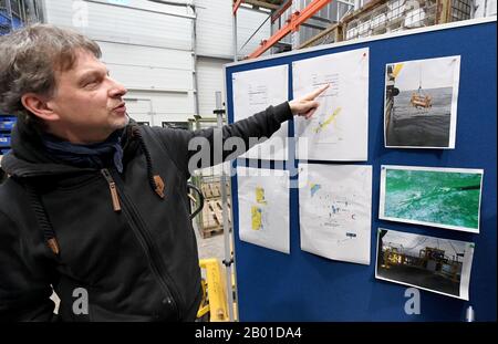 Kiel, Deutschland. Februar 2020. Martin Steen vom Technologie- und Logistikzentrum Geomar zeigt die Lage des wiedergewonnenen Teils eines mysteriös fehlenden Unterwasserobservatoriums des Geomar-Helmholtz-Zentrums für Ozeanforschung. Am Ausgang der Bucht Eckernförde war die Sternwarte für Umweltmessungen aus bislang unbekannten Gründen aus dem Meeresboden verschwunden, inzwischen ist ein Teil davon jedoch wiederentdeckt worden. Credit: Carsten Rehder / dpa / Alamy Live News Stockfoto