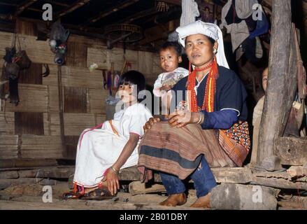 Thailand: Familie Karen, in der Nähe von Mae Sariang, Provinz Mae Hong Son, Nordthailand. Die Karen oder Kayin (PWA Ka Nyaw Poe oder Kanyaw in Sgaw Karen und Ploan in Poe Karen; Kariang oder Yang in Thai), sind eine sino-tibetisch sprachige ethnische Gruppe, die hauptsächlich im südlichen und südöstlichen Burma (Myanmar) lebt. Die Karen machen etwa 7 Prozent der gesamten birmanischen Bevölkerung von etwa 50 Millionen Menschen aus. Eine große Anzahl von Karen wohnt auch in Thailand, vor allem an der thailändisch-burmesischen Grenze. Die Karen werden oft mit der Roten Karen (oder Karenni) verwechselt. Stockfoto