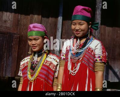 Thailand: PoE (PWO) Karen Mädchen, Mae Hong Son Provinz, Nordthailand. Die Karen oder Kayin (PWA Ka Nyaw Poe oder Kanyaw in Sgaw Karen und Ploan in Poe Karen; Kariang oder Yang in Thai), sind eine sino-tibetisch sprachige ethnische Gruppe, die hauptsächlich im südlichen und südöstlichen Burma (Myanmar) lebt. Die Karen machen etwa 7 Prozent der gesamten birmanischen Bevölkerung von etwa 50 Millionen Menschen aus. Eine große Anzahl von Karen wohnt auch in Thailand, vor allem an der thailändisch-burmesischen Grenze. Die Karen werden oft mit der Roten Karen (oder Karenni) verwechselt. Stockfoto