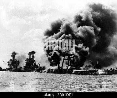 USA/Japan: Die USS Tennessee und die USS West Virginia (links) und das Wrack der USS Arizona nach dem japanischen Angriff auf Pearl Harbour am 7. Dezember 1941. Der Angriff auf Pearl Harbor war ein überraschender militärischer Angriff der kaiserlichen japanischen Marine gegen den US-Marinestützpunkt in Pearl Harbor, Hawaii, am Morgen des 7. Dezember 1941 (8. Dezember in Japan). Der Angriff war als Präventivmaßnahme gedacht, um die USA zu halten Die pazifische Flotte hat sich nicht in militärische Aktionen eingemischt, die das Reich von Japan in Südostasien geplant hatte. Stockfoto