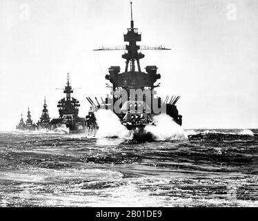 USA/Japan: USS Pennsylvania, USS Colorado, USS Louisville, USS Portland und USS Columbia fahren am 1945. Januar in Lingayen Gulf, Philippinen ein. Das Schlachtschiff USS Pennsylvania führt die USS Colorado, USS Louisville, USS Portland und USS Columbia nach Lingayen Gulf, bevor es im Januar 1945 auf Luzon, Philippinen, landet. Schlachtschiffe und andere große Marineschiffe, die während des Zweiten Weltkriegs im Pazifiktheater dienten, wurden hauptsächlich für die Offshore-Bombardierung feindlicher Positionen und als Flugabwehrschirme für Flugzeugträger eingesetzt. Stockfoto