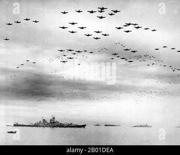 USA/Japan: Während der japanischen Kapitulationszeremonien am 2. September 1945 fliegen die Flugzeuge USAF F4U und F6F in Formation über der USS Missouri und Teilen der US-Flotte in der Bucht von Tokio. Am 28. August begann die Besetzung Japans durch den Oberbefehlshaber der alliierten Mächte. Die Kapitulationszeremonie fand am 2. September an Bord des US-Schlachtschiff Missouri statt, auf dem Beamte der japanischen Regierung die japanische Kapitulationsinstrumente unterzeichneten und damit den Zweiten Weltkrieg beendeten Stockfoto