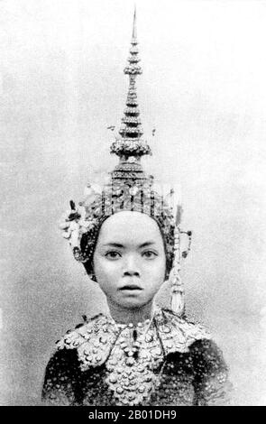 Kambodscha: Eine junge Prima-Ballerina des kambodschanischen Königlichen Balletts, Lycee Sisowath, 1915. Klassischer Khmer-Tanz ist eine traditionelle Form des Tanzes in Kambodscha, die viele Ähnlichkeiten mit klassischen Tänzen aus Thailand und Laos hat. Die kambodschanische Form ist unter verschiedenen Namen auf Englisch bekannt, wie z. B. Khmer Royal Ballet und Kambodschan Court Dance. Der klassische Khmer-Tanz war während des französischen Protektorats eine hochstilisierte Kunstform, die hauptsächlich von Frauen vorgeführt wurde. Er war größtenteils auf die Gerichte der königlichen Paläste beschränkt, die von den Konsortien, Konkubinen, Verwandten und Pförtnern des Palastes vorgeführt wurden. Stockfoto