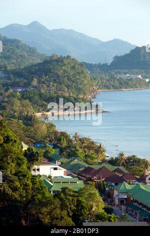 Thailand: Hat Sai Khao, Ko Chang, Provinz Trat. Hat Sai Khao oder White Sands Beach ist der längste und beliebteste Strand auf der Insel Ko Chang. Es liegt in der Nähe der beiden Hauptpiers, Ban Klong Son und Dan Mai, wo die meisten Fähren ankommen. In einem Land, das mit einer Fülle schöner Inseln gesegnet ist, hebt sich Ko Chang als eine der schönsten hervor. Es ist auch Thailands zweitgrößte Insel (nach Phuket), aber was sie so ansprechend macht, ist ihre zerklüftete Seite, die Art, wie sie plötzlich aus dem Meer steigt, die üblichen schönen weißen thailändischen Sandstrände, aber von einem soliden hügeligen Innern umgeben von wildem Dschungel. Stockfoto