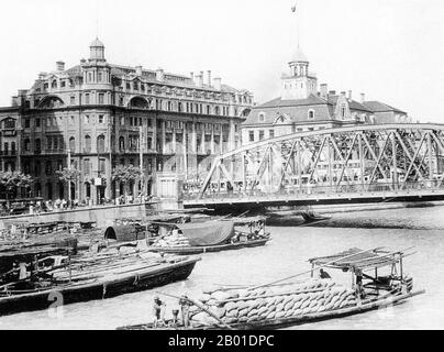 China: Shanghais Waibaidu-Brücke, an der Kreuzung des Huangpu-Flusses und des Suzhou-Flusses, c. 1930er. Die Waibaidu-Brücke (Chinesisch: 外白渡桥; Pinyin: Wàibáidù Qiáo), die im Englischen Gartenbrücke genannt wird, ist die erste Vollstahlbrücke und das einzige noch existierende Beispiel einer Kamelback-Trussbrücke in China. Die vierte ausländische Brücke, die seit 1856 an ihrem Standort errichtet wurde, stromabwärts der Flussmündung des Suzhou Creek, in der Nähe des Zusammenflusses mit dem Fluss Huangpu und neben dem Bund im Zentrum von Shanghai, und die die Bezirke Huangpu und Hongkou verbindet, wurde 1908 eröffnet. Stockfoto