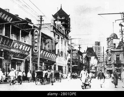 China: Shanghai's Fuzhou Road in the French Concession, Anfang des 20.. Jahrhunderts. Die Shanghai French Concession (Chinesisch: 上海法租界; Pinyin: Shànghǎi Fǎ Zūjiè, Französisch: La Concession francoise de Shanghai) war von 1849 bis 1946 eine ausländische Konzession in Shanghai, China, und sie wurde im späten 19.. Und frühen 20.. Jahrhundert schrittweise erweitert. Das Zugeständnis endete in der Praxis 1943, als die französische Regierung Vichy es der japanischen Marionettenregierung in Nanking übergab. Stockfoto