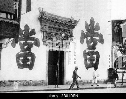 China: Ein Schanghai Pfandhaus, 1935. Shanghai (Chinesisch: 上 海; Pinyin Shànghǎi) ist eine der größten Städte nach Einwohnern in der Volksrepublik China und der Welt. Die Stadt befindet sich im Osten Chinas, im mittleren Teil der chinesischen Küste, und liegt an der Mündung des Jangtse-Flusses. Aufgrund ihres raschen Wachstums in den letzten zwei Jahrzehnten ist sie wieder zu einer globalen Stadt geworden, die Einfluss auf Finanzen, Handel, Mode, Technologie und Kultur ausübt. Shanghai war einst eine reine Fischerei- und Textilstadt und gewann im 19.. Jahrhundert aufgrund seiner günstigen Hafenlage an Bedeutung. Stockfoto
