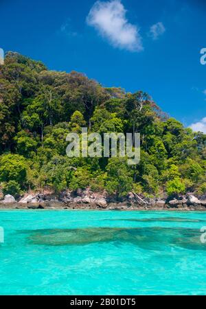 Thailand: Ko Surin Tai, Surin Islands Marine-Nationalpark. Ko Surin Marine National Park ist eine der letzten Grenzen Thailands zum Tauchen und Segeln. Dieser Meerespark in der Andamanensee beherbergt einige der am stärksten entwickelten Korallenriffe des Landes. Die Inselgruppe Koh Surin ist eine 135 km2 große Fläche in der Andamanensee, etwa 60 Kilometer (38 Meilen) vor der Provinz Ranong. Die fünf Inseln des Parks liegen südlich der Grenze zu Birma. Stockfoto