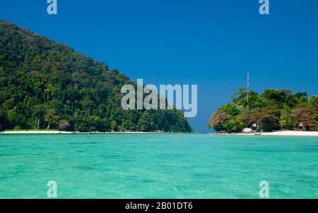 Thailand: Ko Surin Tai, Surin Islands Marine-Nationalpark. Ko Surin Marine National Park ist eine der letzten Grenzen Thailands zum Tauchen und Segeln. Dieser Meerespark in der Andamanensee beherbergt einige der am stärksten entwickelten Korallenriffe des Landes. Die Inselgruppe Koh Surin ist eine 135 km2 große Fläche in der Andamanensee, etwa 60 Kilometer (38 Meilen) vor der Provinz Ranong. Die fünf Inseln des Parks liegen südlich der Grenze zu Birma. Stockfoto