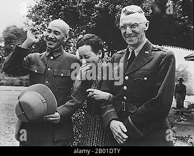 China: Von links nach rechts: Chiang Kai Shek, Soong Mei-Ling (Madame Chiang Kai-shek) und General Joseph Stilwell („Vinegar Joe“), Kunming, c. 1942. Chiang Kai-shek (31. Oktober 1887 bis 5. April 1975) war ein politischer und militärischer Führer des Chinas des 20. Jahrhunderts. Soong May-Ling oder Soong Mei-Ling (5. März 1898 bis 23. Oktober 2003), auch bekannt als Madame Chiang Kai-shek, war eine First Lady der Republik China (ROC), die Ehefrau des ehemaligen Präsidenten Chiang Kai-shek. Joseph Warren Stilwell (19. März 1883 bis 12. Oktober 1946) war ein 4-Sterne-General der US-Armee, bekannt für seine Dienste im China Burma India Theatre. Stockfoto