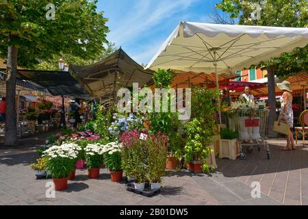 Nizza, FRANKREICH - 4. JUNI 2017: Blick auf die Marken aux Fleurs, den berühmten Blumenmarkt, der von Dienstag bis Sonntag auf dem Cours Saleya im Alten Tow stattfindet Stockfoto