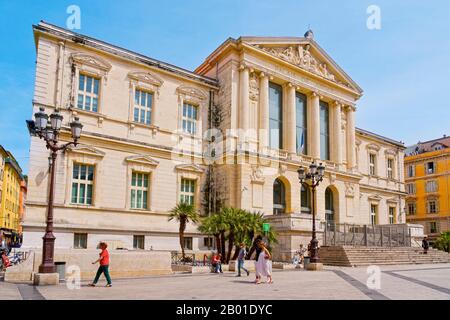 Nizza, FRANKREICH - 4. JUNI 2017: Blick auf den Palais Platz, mit dem Palais de Justice, dem Juristischen Gerichtshof, der auf diesem Platz, im Zentrum der O, hervorgehoben wird Stockfoto