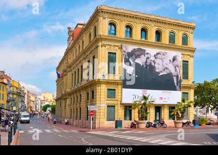 Cannes, FRANKREICH - 2. JUNI 2017: Ein seitlicher Blick auf das Hotel de Ville, das Rathaus, mit einem großen Hinweisschild der 70. Ausgabe des Film-Festiv von Cannes Stockfoto