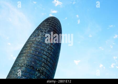 Barcelona, SPANIEN - 7. AUGUST 2017: Das Torre Glories Gebäude, das früher Torre Agbar genannt wurde, hat sich in Barcelona, Spanien gegen den Himmel ausgeklatschen lassen. Diese 38-stöckige Stockfoto