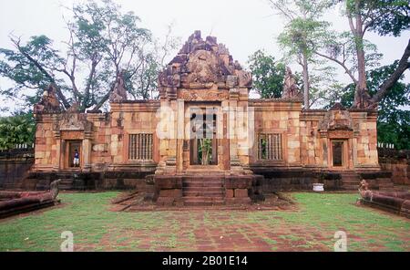 Thailand: Prasat Hin Mueang Tam, Provinz Buriram, Nordosten Thailands. Prasat hin Mueang Tam ist ein Khmer-Tempel im Khleang- und Baphuon-Stil, der aus dem späten 10. Und frühen 11. Jahrhundert stammt. Die primäre Gottheit war Shiva, obwohl Vishnu auch hier verehrt wurde. Prasat Mueang Tam wurde auf Befehl von König Jayavarman V erbaut. Umgeben von einer hohen Seitenwand, umfasst die Anlage herrliche Stufentanks, die liebevoll restauriert und mit Lotusblumen gefüllt wurden. Stockfoto