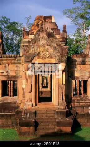 Thailand: Prasat Hin Mueang Tam, Provinz Buriram, Nordosten Thailands. Prasat hin Mueang Tam ist ein Khmer-Tempel im Khleang- und Baphuon-Stil, der aus dem späten 10. Und frühen 11. Jahrhundert stammt. Die primäre Gottheit war Shiva, obwohl Vishnu auch hier verehrt wurde. Prasat Mueang Tam wurde auf Befehl von König Jayavarman V erbaut. Umgeben von einer hohen Seitenwand, umfasst die Anlage herrliche Stufentanks, die liebevoll restauriert und mit Lotusblumen gefüllt wurden. Stockfoto