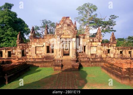 Thailand: Prasat Hin Mueang Tam, Provinz Buriram, Nordosten Thailands. Prasat hin Mueang Tam ist ein Khmer-Tempel im Khleang- und Baphuon-Stil, der aus dem späten 10. Und frühen 11. Jahrhundert stammt. Die primäre Gottheit war Shiva, obwohl Vishnu auch hier verehrt wurde. Prasat Mueang Tam wurde auf Befehl von König Jayavarman V erbaut. Umgeben von einer hohen Seitenwand, umfasst die Anlage herrliche Stufentanks, die liebevoll restauriert und mit Lotusblumen gefüllt wurden. Stockfoto