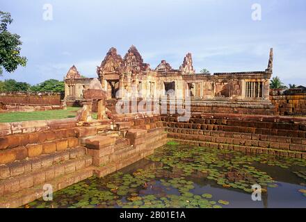 Thailand: Mit Lotus gefüllter Teich in Prasat hin Mueang Tam, Provinz Buriram, Nordosten Thailands. Prasat hin Mueang Tam ist ein Khmer-Tempel im Khleang- und Baphuon-Stil, der aus dem späten 10. Und frühen 11. Jahrhundert stammt. Die primäre Gottheit war Shiva, obwohl Vishnu auch hier verehrt wurde. Prasat Mueang Tam wurde auf Befehl von König Jayavarman V erbaut. Umgeben von einer hohen Seitenwand, umfasst die Anlage herrliche Stufentanks, die liebevoll restauriert und mit Lotusblumen gefüllt wurden. Stockfoto