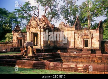 Thailand: Prasat Hin Meuang Tam, Provinz Buriram, Nordostthailand. Prasat hin Mueang Tam ist ein Khmer Tempel in der Khleang und Baphuon Stile, die aus dem späten 10th und frühen 11th Jahrhunderten stammt. Die primäre Gottheit war Shiva, obwohl Vishnu auch hier verehrt wurde. Prasat Meuang Tam wurde auf Befehl von König Jayavarman V. erbaut.Umgeben von einer hohen Lateritwand umfasst der Komplex prächtige abgestufte Tanks, die liebevoll restauriert und mit Lotusblumen gefüllt wurden. Stockfoto