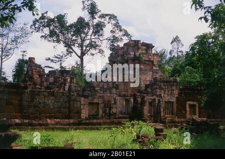 Thailand: Prasat Ta Meuan Thom, Provinz Surin. Prasat Ta Meuan - ein Komplex aus drei Bauwerken, erbaut im 12.-13. Jahrhundert um die Zeit des kambodschanischen Königs Jayavarman VII (r. 1181-1215). Das größte Gebäude ist Prasat Ta Meuan Thom. Es ist von einer Außenwand umgeben und enthält ein großes, zentrales, rechteckiges Gebäude auf einer Nord-Süd-Achse. Im Süden befindet sich Prasat Ta Meuan Toht, ein kleineres Bauwerk mit einer Außenwand. Das letzte und kleinste von drei ist Prasat Ta Meuan, ein kleines Gebäude ohne Wand, ca. 15m x 5m groß. Stockfoto