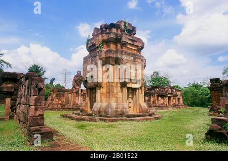 Thailand: Prasat Ta Meuan Thom, Provinz Surin. Prasat Ta Meuan - ein Komplex aus drei Bauwerken, erbaut im 12.-13. Jahrhundert um die Zeit des kambodschanischen Königs Jayavarman VII (r. 1181-1215). Das größte Gebäude ist Prasat Ta Meuan Thom. Es ist von einer Außenwand umgeben und enthält ein großes, zentrales, rechteckiges Gebäude auf einer Nord-Süd-Achse. Im Süden befindet sich Prasat Ta Meuan Toht, ein kleineres Bauwerk mit einer Außenwand. Das letzte und kleinste von drei ist Prasat Ta Meuan, ein kleines Gebäude ohne Wand, ca. 15m x 5m groß. Stockfoto