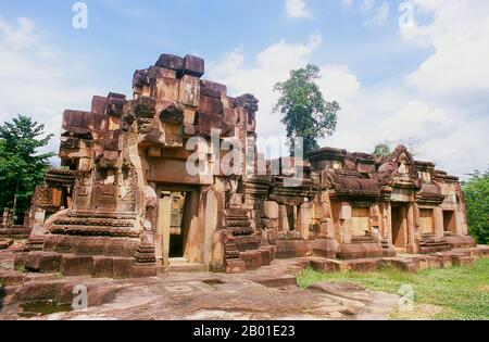 Prasat Ta Meuan - ein Komplex von drei Bauwerken, die im 12. Bis 13. Jahrhundert um die Zeit des kambodischen Königs Jayavarman VII (1181 - 1215) erbaut wurden. Das größte Gebäude ist Prasat Ta Meuan Thom. Er ist von einer Außenmauer umgeben und enthält einen großen zentralen, rechteckigen Bau auf einer Nord-Süd-Achse. Im Süden befindet sich das kleinere Bauwerk Prasat Ta Meuan Toht mit einer Außenmauer. Das letzte und kleinste von drei ist Prasat Ta Meuan, ein kleines Gebäude ohne Mauer, ca. 15 m x 5 m groß. Stockfoto