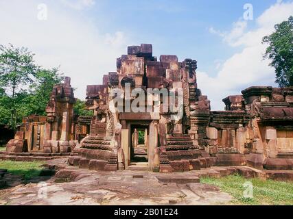 Thailand: Prasat Ta Meuan Thom, Provinz Surin. Prasat Ta Meuan - ein Komplex aus drei Bauwerken, erbaut im 12.-13. Jahrhundert um die Zeit des kambodschanischen Königs Jayavarman VII (r. 1181-1215). Das größte Gebäude ist Prasat Ta Meuan Thom. Es ist von einer Außenwand umgeben und enthält ein großes, zentrales, rechteckiges Gebäude auf einer Nord-Süd-Achse. Im Süden befindet sich Prasat Ta Meuan Toht, ein kleineres Bauwerk mit einer Außenwand. Das letzte und kleinste von drei ist Prasat Ta Meuan, ein kleines Gebäude ohne Wand, ca. 15m x 5m groß. Stockfoto