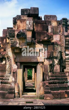 Thailand: Prasat Ta Meuan Thom, Provinz Surin. Prasat Ta Meuan - ein Komplex aus drei Bauwerken, erbaut im 12.-13. Jahrhundert um die Zeit des kambodschanischen Königs Jayavarman VII (r. 1181-1215). Das größte Gebäude ist Prasat Ta Meuan Thom. Es ist von einer Außenwand umgeben und enthält ein großes, zentrales, rechteckiges Gebäude auf einer Nord-Süd-Achse. Im Süden befindet sich Prasat Ta Meuan Toht, ein kleineres Bauwerk mit einer Außenwand. Das letzte und kleinste von drei ist Prasat Ta Meuan, ein kleines Gebäude ohne Wand, ca. 15m x 5m groß. Stockfoto