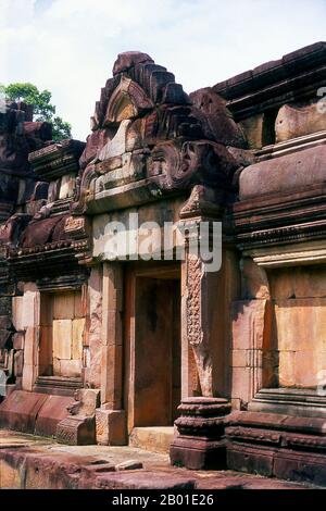 Thailand: Prasat Ta Meuan Thom, Provinz Surin. Prasat Ta Meuan - ein Komplex aus drei Bauwerken, erbaut im 12.-13. Jahrhundert um die Zeit des kambodschanischen Königs Jayavarman VII (r. 1181-1215). Das größte Gebäude ist Prasat Ta Meuan Thom. Es ist von einer Außenwand umgeben und enthält ein großes, zentrales, rechteckiges Gebäude auf einer Nord-Süd-Achse. Im Süden befindet sich Prasat Ta Meuan Toht, ein kleineres Bauwerk mit einer Außenwand. Das letzte und kleinste von drei ist Prasat Ta Meuan, ein kleines Gebäude ohne Wand, ca. 15m x 5m groß. Stockfoto