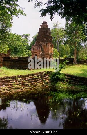 Thailand: Prasat Ta Meuan Toht, Provinz Surin. Prasat Ta Meuan - ein Komplex aus drei Bauwerken, erbaut im 12.-13. Jahrhundert um die Zeit des kambodschanischen Königs Jayavarman VII (r. 1181-1215). Das größte Gebäude ist Prasat Ta Meuan Thom. Es ist von einer Außenwand umgeben und enthält ein großes, zentrales, rechteckiges Gebäude auf einer Nord-Süd-Achse. Im Süden befindet sich Prasat Ta Meuan Toht, ein kleineres Bauwerk mit einer Außenwand. Das letzte und kleinste von drei ist Prasat Ta Meuan, ein kleines Gebäude ohne Wand, ca. 15m x 5m groß. Stockfoto