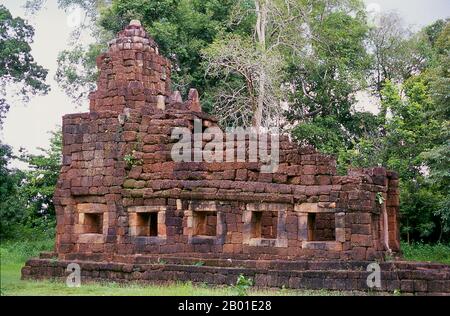 Thailand: Prasat Ta Meuan, Provinz Surin. Prasat Ta Meuan - ein Komplex aus drei Bauwerken, erbaut im 12.-13. Jahrhundert um die Zeit des kambodschanischen Königs Jayavarman VII (r. 1181-1215). Das größte Gebäude ist Prasat Ta Meuan Thom. Es ist von einer Außenwand umgeben und enthält ein großes, zentrales, rechteckiges Gebäude auf einer Nord-Süd-Achse. Im Süden befindet sich Prasat Ta Meuan Toht, ein kleineres Bauwerk mit einer Außenwand. Das letzte und kleinste von drei ist Prasat Ta Meuan, ein kleines Gebäude ohne Wand, ca. 15m x 5m groß. Stockfoto