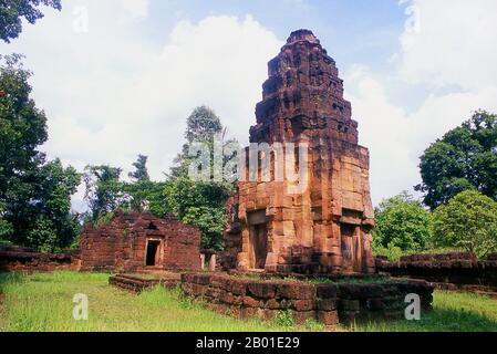 Thailand: Prasat Ta Meuan Toht, Provinz Surin. Prasat Ta Meuan - ein Komplex aus drei Bauwerken, erbaut im 12.-13. Jahrhundert um die Zeit des kambodschanischen Königs Jayavarman VII (r. 1181-1215). Das größte Gebäude ist Prasat Ta Meuan Thom. Es ist von einer Außenwand umgeben und enthält ein großes, zentrales, rechteckiges Gebäude auf einer Nord-Süd-Achse. Im Süden befindet sich Prasat Ta Meuan Toht, ein kleineres Bauwerk mit einer Außenwand. Das letzte und kleinste von drei ist Prasat Ta Meuan, ein kleines Gebäude ohne Wand, ca. 15m x 5m groß. Stockfoto