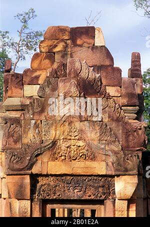 Thailand: Lintel, Prasat Ta Meuan, Provinz Surin. Prasat Ta Meuan - ein Komplex aus drei Bauwerken, erbaut im 12.-13. Jahrhundert um die Zeit des kambodschanischen Königs Jayavarman VII (r. 1181-1215). Das größte Gebäude ist Prasat Ta Meuan Thom. Es ist von einer Außenwand umgeben und enthält ein großes, zentrales, rechteckiges Gebäude auf einer Nord-Süd-Achse. Im Süden befindet sich Prasat Ta Meuan Toht, ein kleineres Bauwerk mit einer Außenwand. Das letzte und kleinste von drei ist Prasat Ta Meuan, ein kleines Gebäude ohne Wand, ca. 15m x 5m groß. Stockfoto