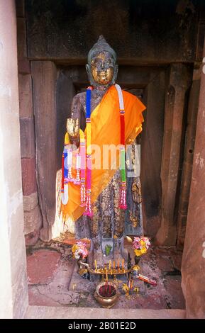 Thailand: Stehende Buddha-Figur, Prasat Meuang Phanomwan, Provinz Nakhon Ratchasima, Nordosten Thailands. Das Khmer-Heiligtum von Prasat Meuang Phanomwan wurde im 10. Und 11. Jahrhundert erbaut und war ursprünglich ein Hindu-Tempel, der Lord Shiva gewidmet war. Das Prasat Phanom Wan liegt zwischen Korat und Phimai und obwohl es nicht so beeindruckend ist wie Prasat hin Phimai, ist es trotzdem ein sehr guter Ort in Khmer. Die erste Inschrift, die hier gefunden wurde, stammt aus dem Jahr 891AD, die mit der Herrschaft von Yasovarman zusammenfällt. Weitere Teile des Tempels wurden während der Herrschaft Suryavarman I im 11. Jahrhundert hinzugefügt. Stockfoto