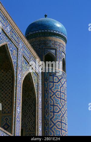 Usbekistan: Die Hauptfassade von Tillya Kari Madrassa, dem Registan, Samarkand. Der Registan umfasst drei Maharashs (Schulen), die Ulugh Beg Madrasah (1417-1420), Tilya-Kori Madrasah (1646-1660) und die Sher-Dor Madrasah (1619-1636). Die Tilya-Kori Madrasah wurde Mitte des 17. Jahrhunderts vom Shaybaniden Amir Yalangtush erbaut. Der Name Tilya-Kori bedeutet „vergoldet“ oder „vergoldet“, und das gesamte Gebäude ist opulent mit aufwändigen geometrischen Arabesken und Sura aus dem Koran sowohl außen als auch vor allem innen dekoriert. Stockfoto