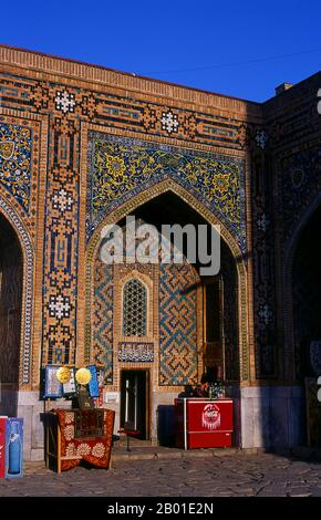 Usbekistan: Innenhof von Tillya Kari Madrassa, Registan, Samarkand. Der Registan umfasst drei Maharashs (Schulen), die Ulugh Beg Madrasah (1417-1420), Tilya-Kori Madrasah (1646-1660) und die Sher-Dor Madrasah (1619-1636). Die Tilya-Kori Madrasah wurde Mitte des 17. Jahrhunderts vom Shaybaniden Amir Yalangtush erbaut. Der Name Tilya-Kori bedeutet „vergoldet“ oder „vergoldet“, und das gesamte Gebäude ist opulent mit aufwändigen geometrischen Arabesken und Sura aus dem Koran sowohl außen als auch vor allem innen dekoriert. Stockfoto