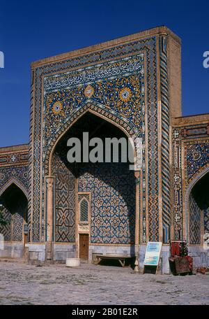 Der Registan enthält drei Madrasahs (Schulen), den Ulugh Beg Madrasah (1417-1420), Tilya-Kori Madrasah (1646-1660) und den Scher-Dor Madrasah (1619-1636). Der Tilya-Kori Madrasah wurde Mitte des 17. Jahrhunderts von dem Shaybanid Amir Yalangtush erbaut. Der Name Tilya-Kori bedeutet "vergoldet" oder "goldbedeckt", und das gesamte Gebäude ist üppig mit aufwendigen geometrischen Arabesken und Sura aus dem Koran außen und besonders innen dekoriert. Über der linken (westlichen) Seite des Gebäudes erhebt sich eine prächtige türkisfarbene Kuppel, die innen mit vergoldeten Koraninschriften und zarten Muqarna verziert ist Stockfoto