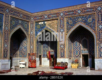 Usbekistan: Innenhof von Tillya Kari Madrassa, Registan, Samarkand. Der Registan umfasst drei Maharashs (Schulen), die Ulugh Beg Madrasah (1417-1420), Tilya-Kori Madrasah (1646-1660) und die Sher-Dor Madrasah (1619-1636). Die Tilya-Kori Madrasah wurde Mitte des 17. Jahrhunderts vom Shaybaniden Amir Yalangtush erbaut. Der Name Tilya-Kori bedeutet „vergoldet“ oder „vergoldet“, und das gesamte Gebäude ist opulent mit aufwändigen geometrischen Arabesken und Sura aus dem Koran sowohl außen als auch vor allem innen dekoriert. Stockfoto