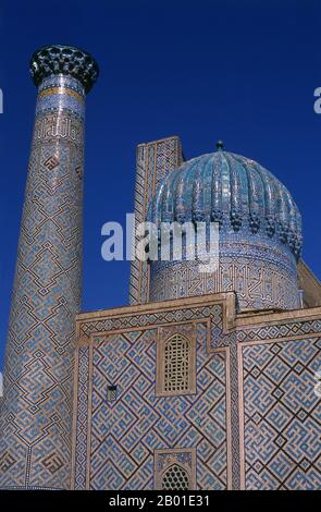 Usbekistan: Minarett und gewölbte Kuppel bei Sher Dor Madrassa, dem Registan, Samarkand. Der Registan umfasst drei Maharashs (Schulen), die Ulugh Beg Madrasah (1417–1420), Tilya-Kori Madrasah (1646–1660) und die Sher-Dor Madrasah (1619–1636). Im 17. Jahrhundert ordnete der Herrscher von Samarkand Yalangtush Bakhodur den Bau der Madrasahs Sher-Dor und Tillya-Kori an. Die Sher-Dor (Having Tigers) Madrasah wurde vom Architekten Abdujabor entworfen. Die Dekoration der Maharasha ist nicht so raffiniert wie die Architektur aus dem 15. Jahrhundert, Samarkands „goldenes Zeitalter“. Stockfoto