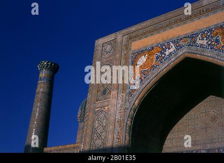 Usbekistan: Minarett und Portico bei Sher Dor Madrassa, Registan, Samarkand. Der Registan umfasst drei Maharashs (Schulen), die Ulugh Beg Madrasah (1417–1420), Tilya-Kori Madrasah (1646–1660) und die Sher-Dor Madrasah (1619–1636). Im 17. Jahrhundert ordnete der Herrscher von Samarkand Yalangtush Bakhodur den Bau der Madrasahs Sher-Dor und Tillya-Kori an. Die Sher-Dor (Having Tigers) Madrasah wurde vom Architekten Abdujabor entworfen. Die Dekoration der Maharasha ist nicht so raffiniert wie die Architektur aus dem 15. Jahrhundert, Samarkands „goldenes Zeitalter“. Stockfoto