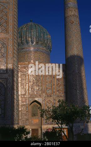 Usbekistan: Minarett und Kuppel in Sher Dor Madrassa, Registan, Samarkand. Der Registan umfasst drei Maharashs (Schulen), die Ulugh Beg Madrasah (1417–1420), Tilya-Kori Madrasah (1646–1660) und die Sher-Dor Madrasah (1619–1636). Im 17. Jahrhundert ordnete der Herrscher von Samarkand Yalangtush Bakhodur den Bau der Madrasahs Sher-Dor und Tillya-Kori an. Die Sher-Dor (Having Tigers) Madrasah wurde vom Architekten Abdujabor entworfen. Die Dekoration der Maharasha ist nicht so raffiniert wie die Architektur aus dem 15. Jahrhundert, Samarkands „goldenes Zeitalter“. Stockfoto