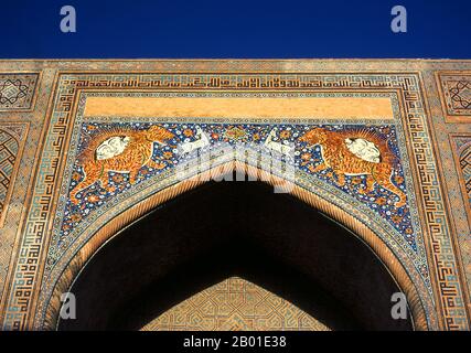 Usbekistan: Portico-Einheit bei Sher Dor Madrassa, der Registan, Samarkand. Der Registan umfasst drei Maharashs (Schulen), die Ulugh Beg Madrasah (1417–1420), Tilya-Kori Madrasah (1646–1660) und die Sher-Dor Madrasah (1619–1636). Im 17. Jahrhundert ordnete der Herrscher von Samarkand Yalangtush Bakhodur den Bau der Madrasahs Sher-Dor und Tillya-Kori an. Die Sher-Dor (Having Tigers) Madrasah wurde vom Architekten Abdujabor entworfen. Die Dekoration der Maharasha ist nicht so raffiniert wie die Architektur aus dem 15. Jahrhundert, Samarkands „goldenes Zeitalter“. Stockfoto